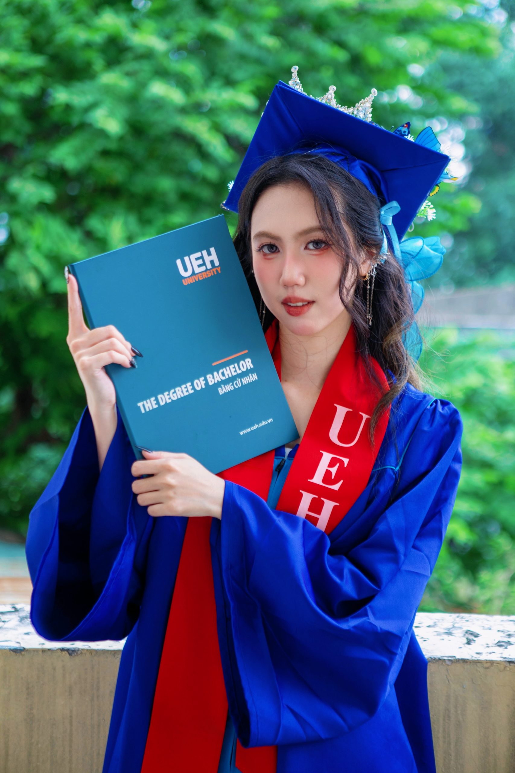 Ảnh tốt nghiệp_Bằng trên tay, áo trên vai